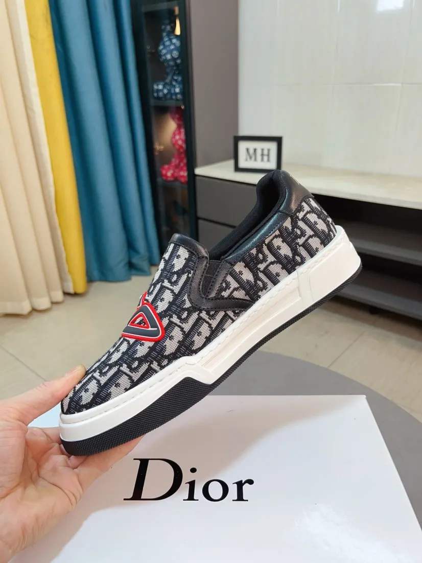 Men's men's shoes💰400🌸🌸[Dior] 25ss new product B01 moral training shoes. The toe dimension design of the couple's style is a bit wider. The upper foot comfort is perfect. The thread is beautiful. Perfectly suitable for pants styles. Decorated with various classic details. It is an ideal choice for daily styling. Can be matched with various casual items to create exquisite looks. Fabric: top layer cowhide/lining sheepskin TPU original outsole Code number: 38-44, 45 customized